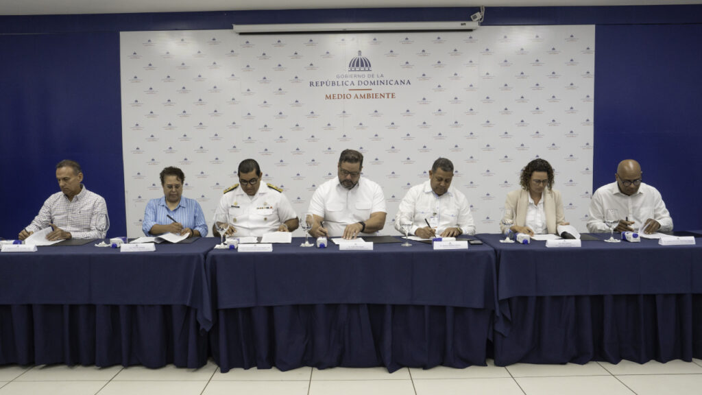 Foto 2. Medio Ambiente firma acuerdo interinstitucional que inicia la Temporada 2025 de Observación de Ballenas Jorobadas en Samaná.