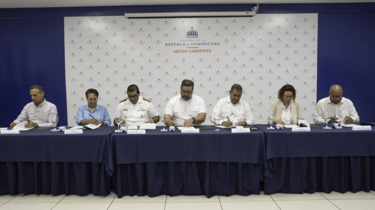 Foto 2. Medio Ambiente firma acuerdo interinstitucional que inicia la Temporada 2025 de Observación de Ballenas Jorobadas en Samaná.