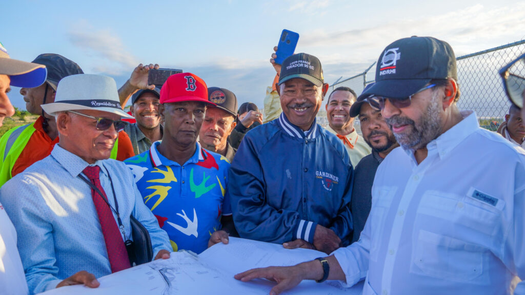 Foto 3. Productores junto al director ejecutivo del INDRHI, durante la inspección del sistema de riego Maguaca.