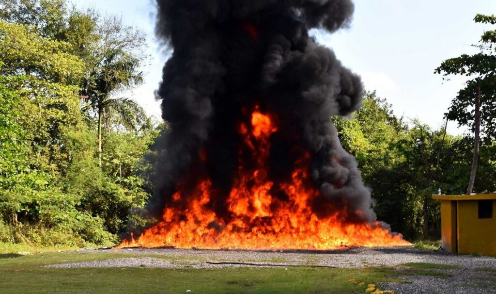 Las-autoridades-incineran-más-de-cien-kilos-de-drogas-incautados-en-diversos-operativos-1140x675