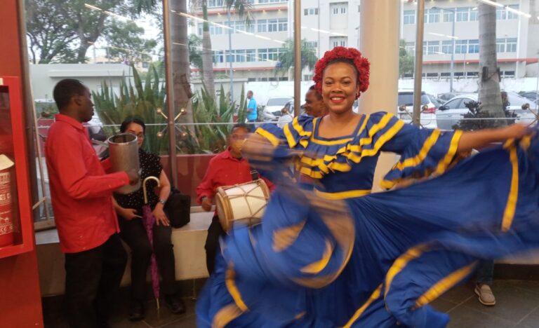 Bailando-la-patria-1140x694