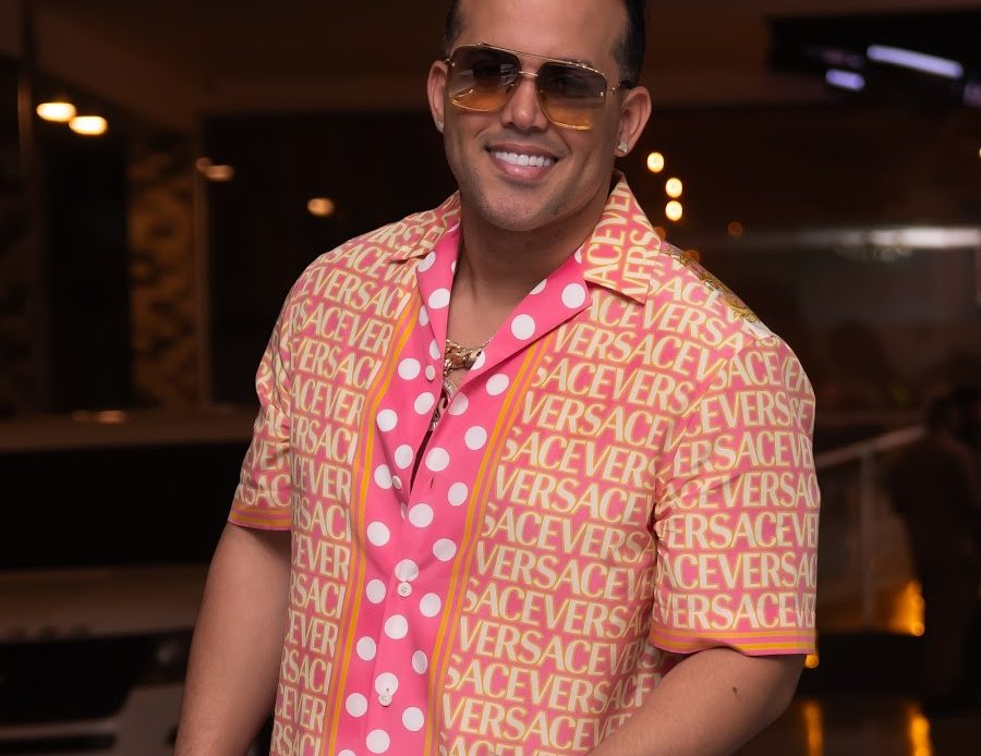 El-destacado-merenguero-tipico-interprete-de-Hola-Perdida-El-Blachy-protagoniza-el-spot-publicitario-en-el-que-se-envia-un-mensaje-de-proteccion-medioambiental-900x694