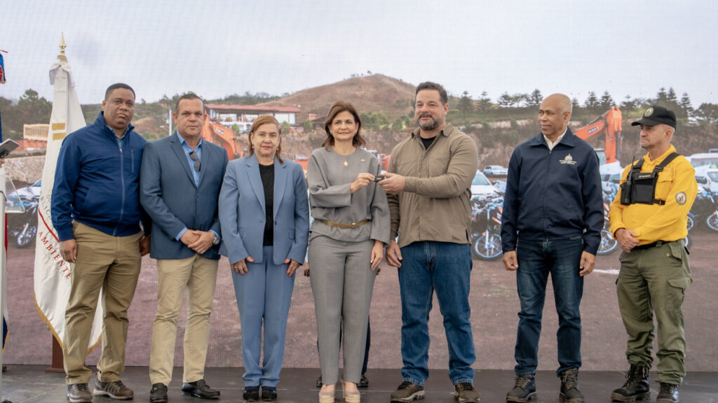 Foto 1. Raquel Peña y Paíno Henríquez lanzan iniciativa para prevención de incendios forestales 2025