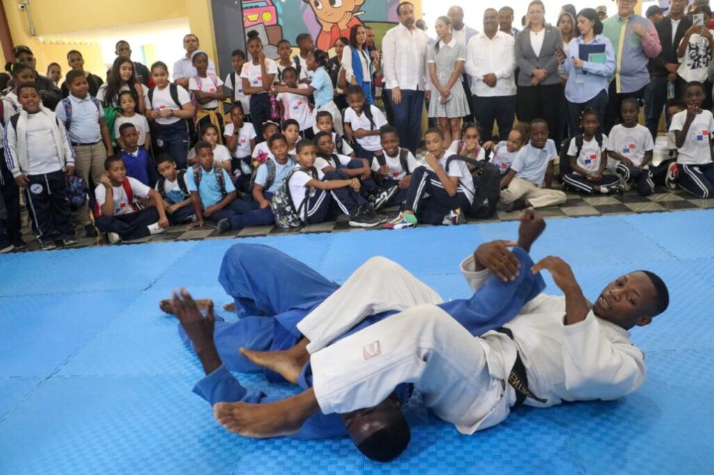 PIE-DE-FOTO-3-ALBERTO-RODRIGUEZ-JUNTO-A-LOS-ALUMNOS-DE-LA-ESCUELA-PRIMARIA-REPUBLICA-DE-PANAMA-OBSERVA-LA-EXHIBICION-DE-JUDO
