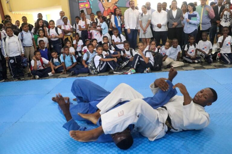 PIE-DE-FOTO-3-ALBERTO-RODRIGUEZ-JUNTO-A-LOS-ALUMNOS-DE-LA-ESCUELA-PRIMARIA-REPUBLICA-DE-PANAMA-OBSERVA-LA-EXHIBICION-DE-JUDO