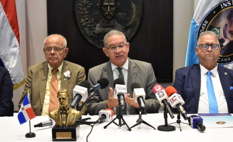 Foto-1-Wilson-Gomez-en-el-centro-Julio-Rodriguez-y-Pilia-Moreno-1140x694