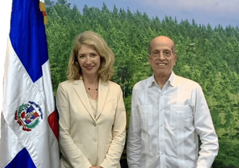 Foto-de-archivo-MAx-Puig-junto-a-la-embajadora-de-la-UE-en-RD-Katja-Ahfeldt-770x540