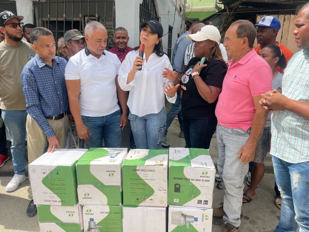 Francisco-Fernandez-visita-Los-Guaricanos-para-brindar-apoyo-a-la-comunidad-