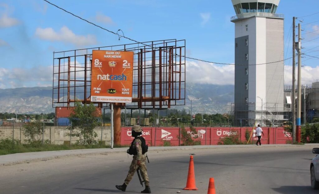 Un-policia-patrulla-la-entrada-del-Aeropuerto-Internacional-Toussaint-Louverture-en-Puerto-Principe-Haiti-1140x694