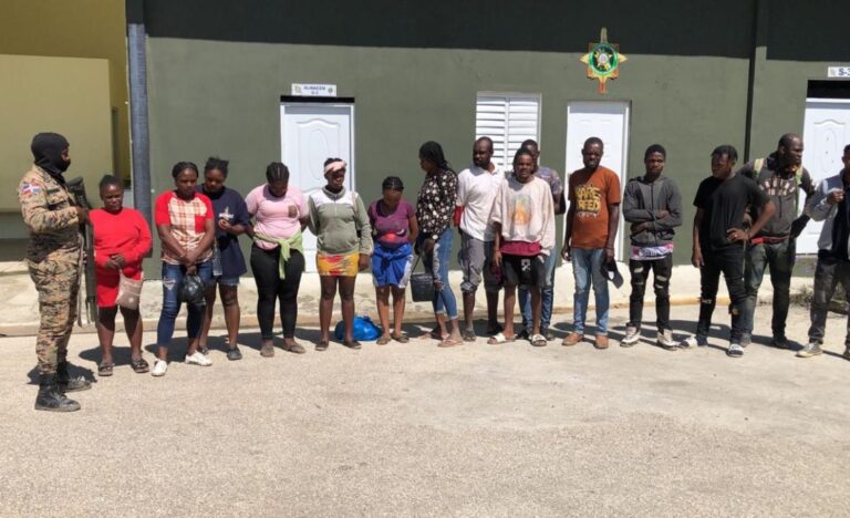 Haitianos-en-Elias-Pina-2-1140x694