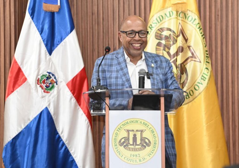 Alfredo-Pacheco-destaca-la-importancia-del-Liderazgo-y-Resiliencia-en-conferencia-en-la-UTECO-770x540