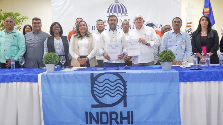 Autoridades del INDRHI, Banco Agrícola y miembros del Consejo del Fondo de la Central Hidroeléctrica Los Toros durante la firma del acuerdo para financiar a pequeños productores de Azua.