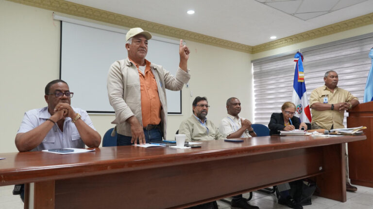 Autoridades del INDRHI y del CNR durante la reunión de trabajo