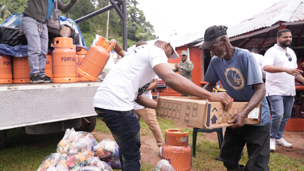 Betty Soto, durante la entrega de kits de cocinas limpias, junto a Maribel Simón, Franklin Villanueva, Dionis Bladimir Ozorio, Ernesto Acevedo y Nadia Martínez.