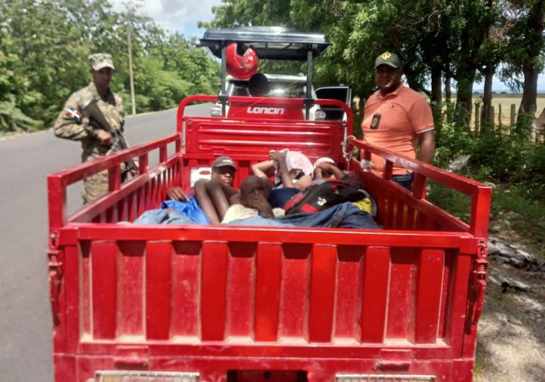 Detienen-haitiano-ocultaba-bajo-una-lona-a-otros-compatriotas-en-una-motocicleta-de-tres-ruedas-770x540