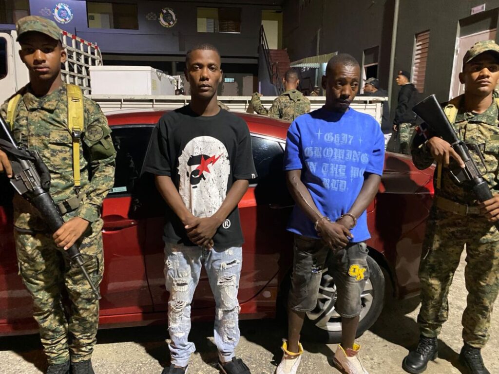 Detienen-segundo-teniente-del-ERD-y-cabo-de-la-PN-con-inmigrantes-haitianos-indocumentados-en-San-Juan-de-la-Maguana-1068x801