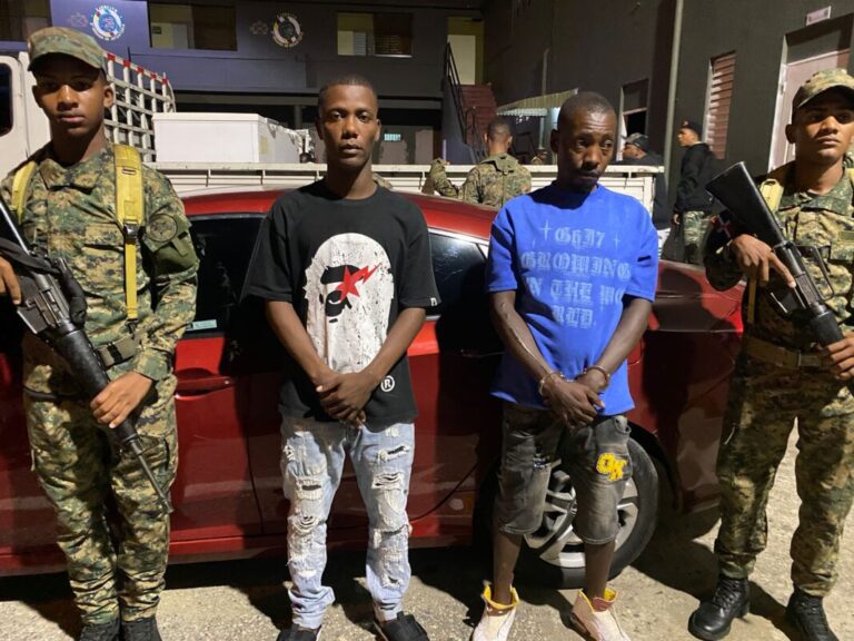 Detienen-segundo-teniente-del-ERD-y-cabo-de-la-PN-con-inmigrantes-haitianos-indocumentados-en-San-Juan-de-la-Maguana-1068x801