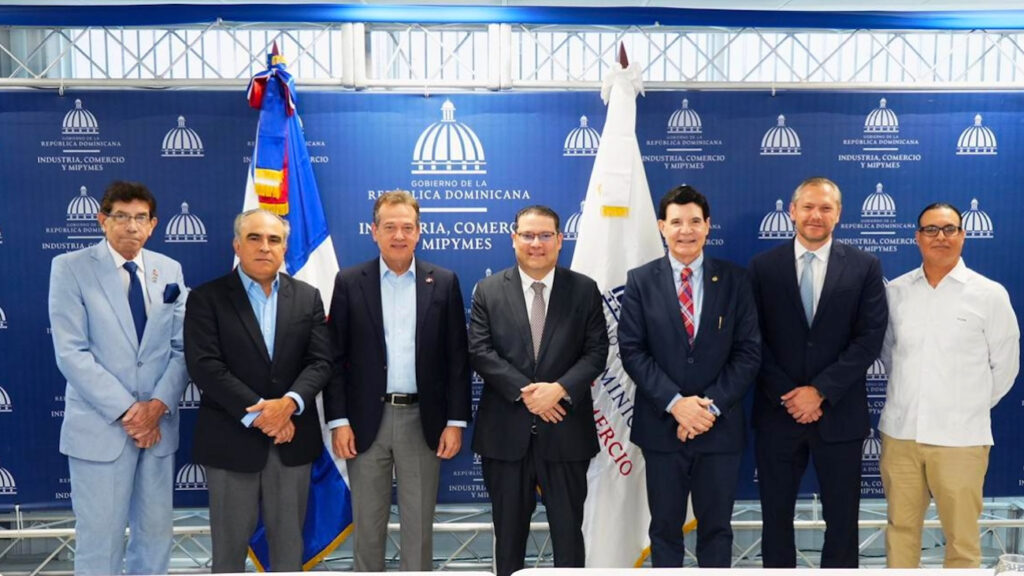 Foto 2 Yayo Sanz Lovatón y el ministro Víctor-Ito Bisonó junto a empresarios y ejecutivos de Industria y Comercio.