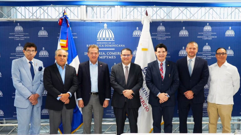 Foto 2 Yayo Sanz Lovatón y el ministro Víctor-Ito Bisonó junto a empresarios y ejecutivos de Industria y Comercio.
