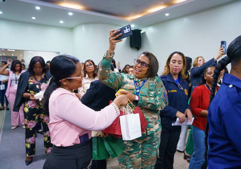 Migracion-agasaja-colaboradoras-por-dia-de-las-madres-770x540