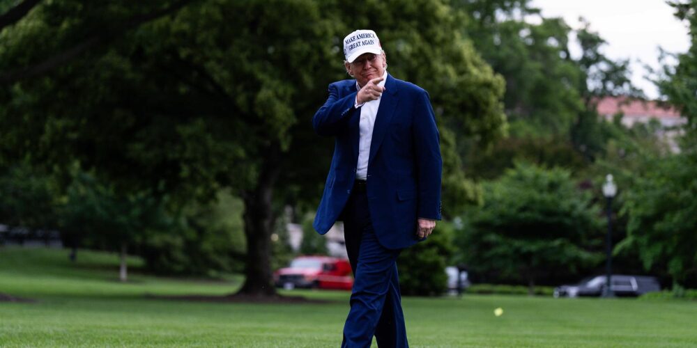 Post-de-Instagram-Feliz-Cumpleanos-Sencillo-Minimalista-Azul-1000-x-500-px-2025-05-26T103027.779