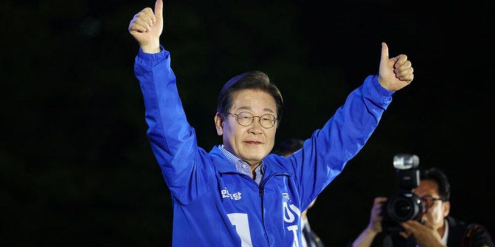 Post-de-Instagram-Feliz-Cumpleanos-Sencillo-Minimalista-Azul-1000-x-500-px-2025-06-04T085239.188