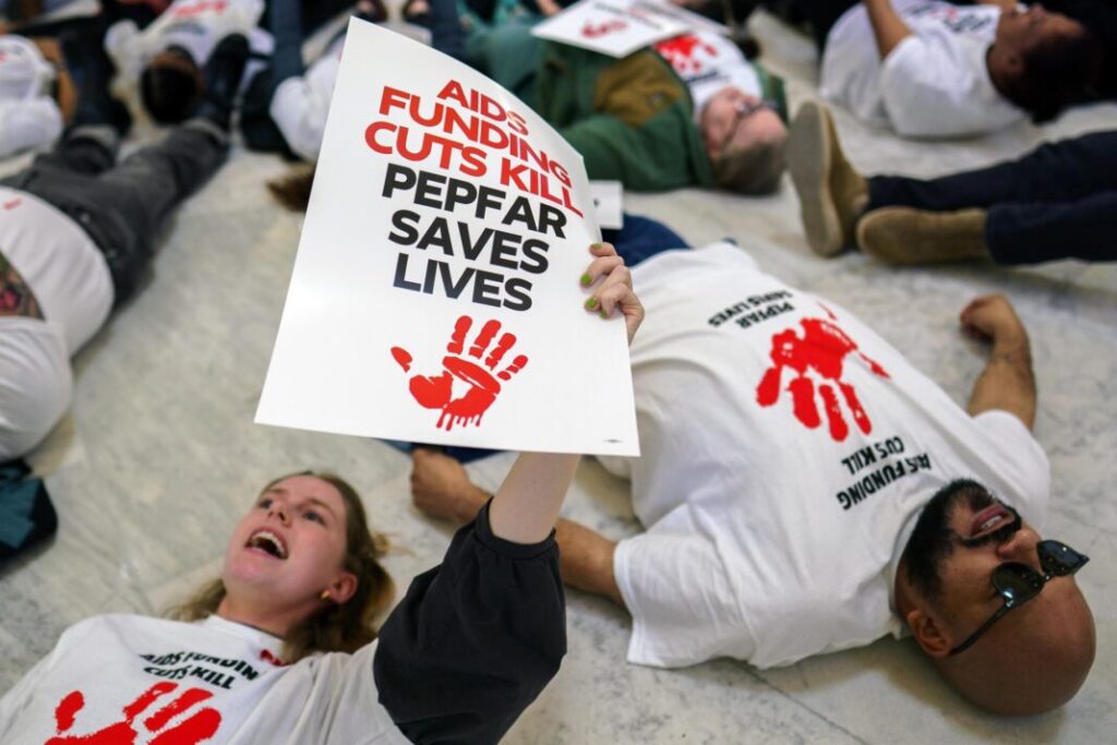 ONU: Cuatro millones de personas podrían morir de sida por los recortes de EEUU para 2030
