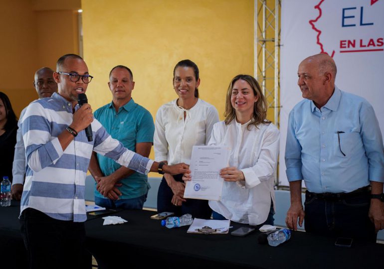 Gloria-Reyes-directora-de-Desarrollo-Social-Superate-interactua-con-comunitario-de-Santo-Domingo-Norte-en-el-marco-de-El-Gobierno-en-las-Provincias-770x540