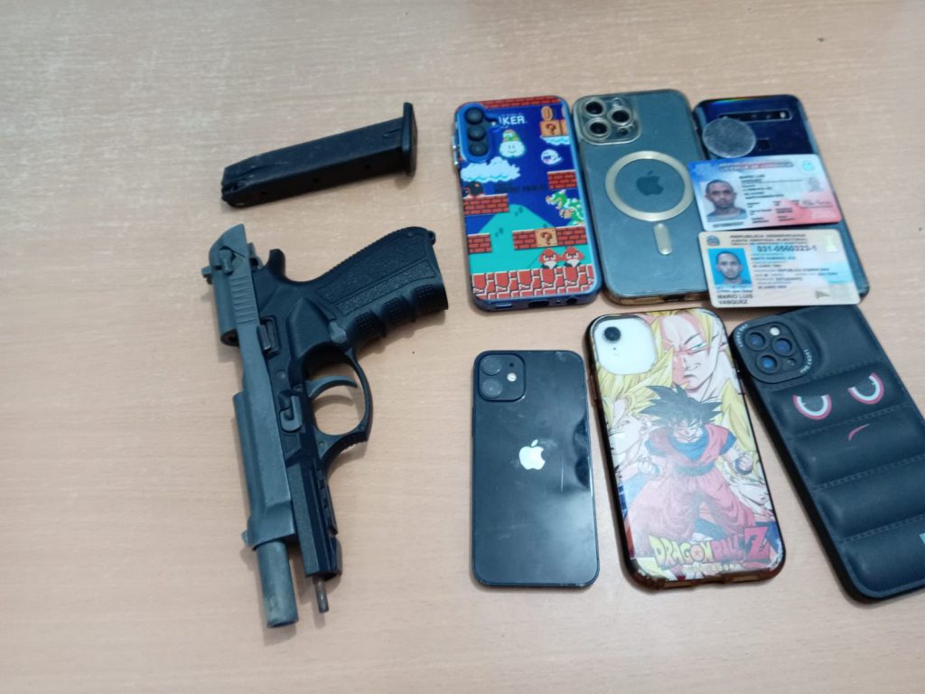 Policia-recupera-en-tiempo-record-vehiculo-robado-y-apresa-a-cuatro-antisociales-con-arma-ilegal-en-Los-Guaricanos-SDN-2-1024x768