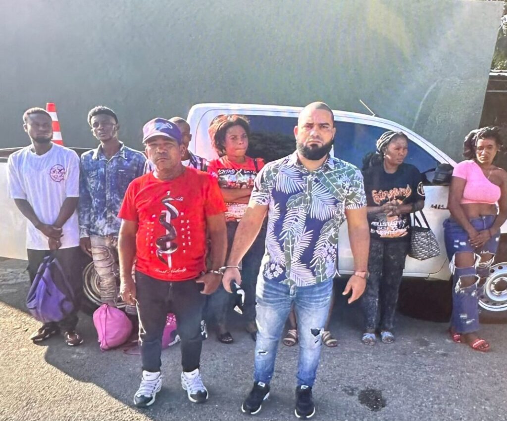 Rafael-Ventura-Mejia-junto-a-su-acompanante-no-identificado-y-haitianos-indocumentados-Foto-Ejercito-de-RD-1068x888