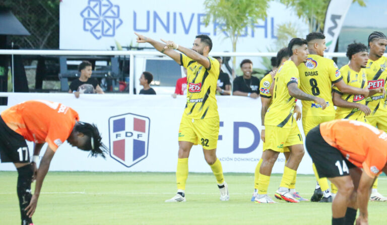 El-jugador-Gustavo-Ascona-anota--1068x621