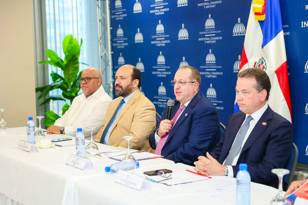 Los-ministros-Diaz-y-Bisono-se-comprometieron-a-mantener-un-canal-de-comunicacion-directo-y-permanente-con-actores-de-sector-Mypimes-1068x712