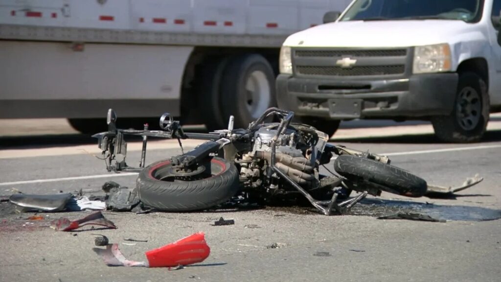 muere-motociclista-arrollado-carretera-aeropuerto-mexicali-1068x601
