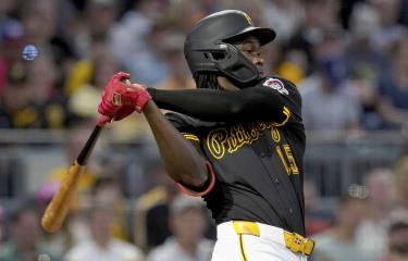 oneil-cruz-a-punto-de-hacer-historia-en-el-ss-de-pittsburgh-focus-0.21-0.55-375-240