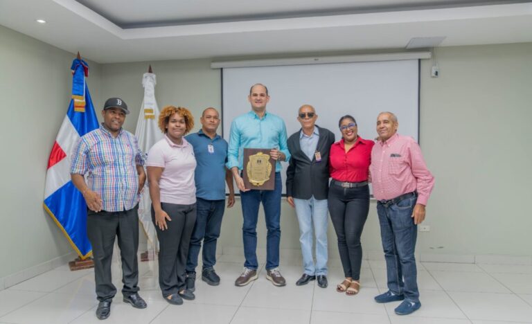 Asociacion-de-Trasplantados-reconoce-a-Adolfo-Perez-De-Leon-por-su-respaldo-a-pacientes-renales-1140x694