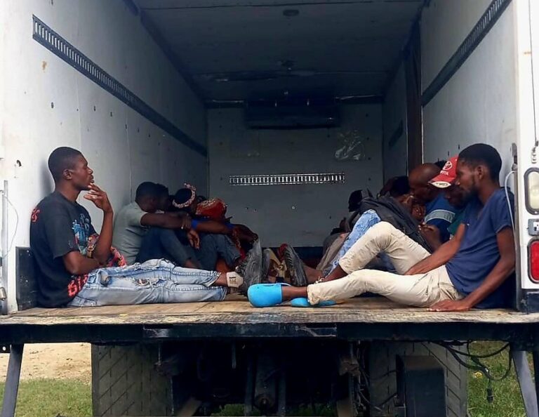 24-haitianos-898x694