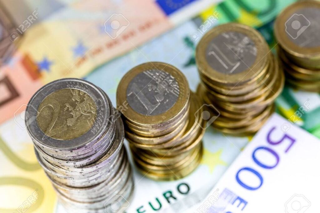 29173688-the-euro-the-currency-of-the-economic-and-monetary-union-decreasing-1068x711