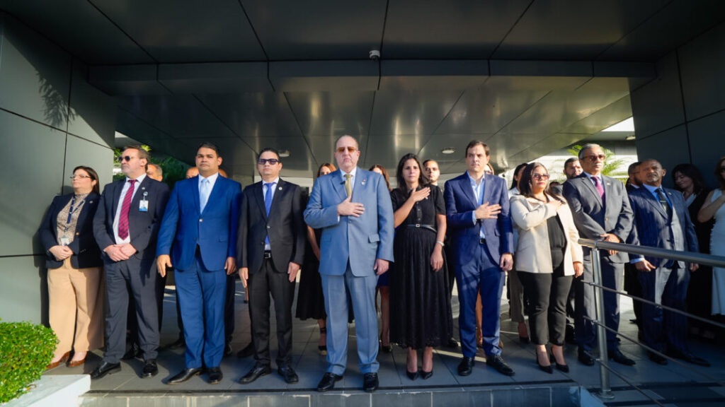 Autoridades-del-Ministerio-de-Hacienda-y-Economia-durante-acto-solenme-de-izamiento-de-bandera-1068x601