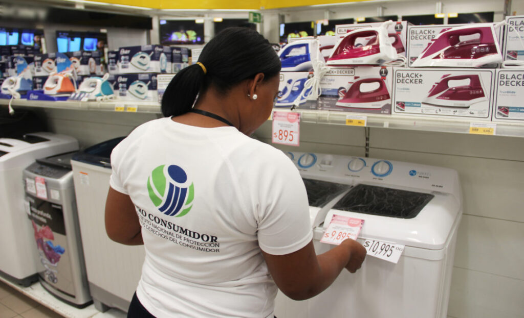 FOTO-Una-de-las-inspectoras-de-Pro-Consumidor-verifica-precios-de-artículos-que-podrían-ser-ofrecidos-en-ofertas-con-motivo-del-Viernes-Negro.-1140x694