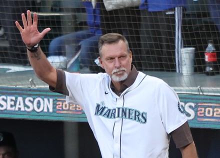 former-seattle-mariner-pitcher-randy-johnson-waves-440nw-15543943e