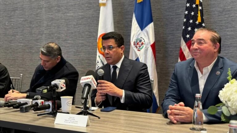 164-el-ministro-de-turismo-david-collado-y-el-fundador-y-ceo-de-arajet-victor-pacheco-6610-1536x864.jpg-1068x601