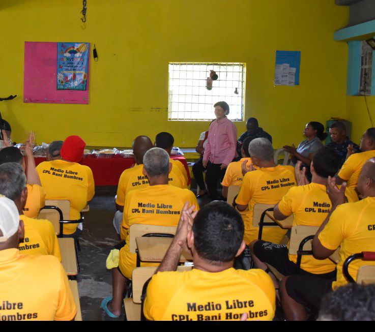 Gobernadora-de-Peravia-comparte-almuerzo-navideno-con-privados-de-libertad-en-la-carcel-de-Bani-Hombres-2