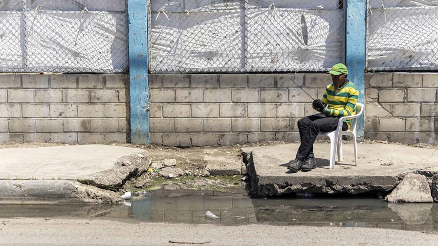 denuncian-peligro-por-acera-rota-y-drenaje-tapado-en-guaricano-df6b9eb0-focus-0-0-896-504