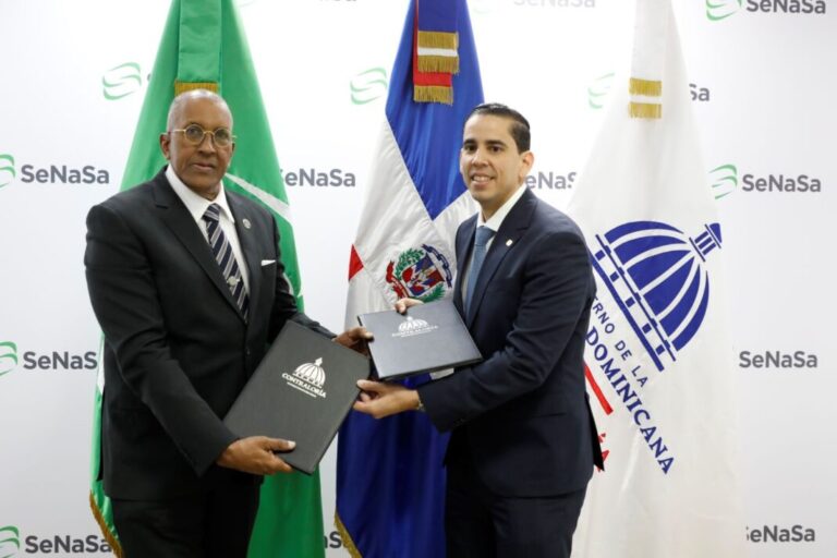 Contralor-Felix-Santana-y-director-Senasa-Edward-Guzman-1068x712