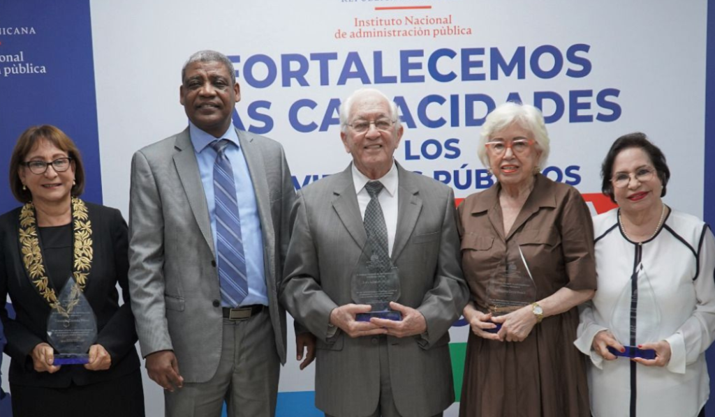 INAP-designa-su-salon-de-actos-con-el-nombre-de-Raymundo-Amado-Guzman-y-reconoce-a-siete-servidores-publicos