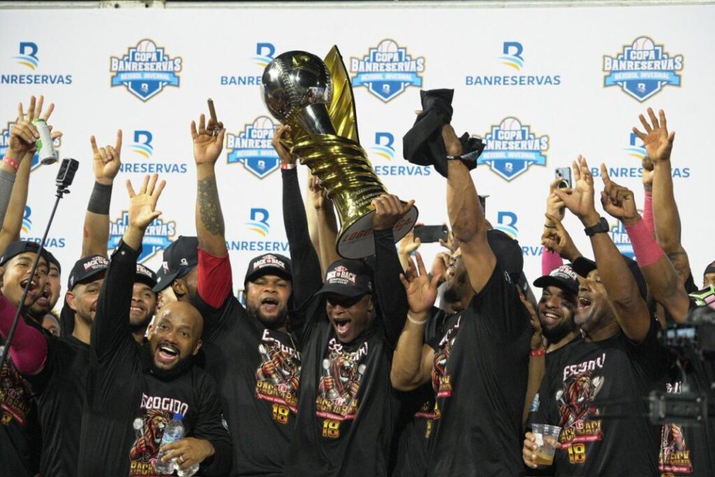 Leones-del-Escogido-con-trofeo-de-campeones-4-1068x713