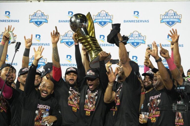 Leones-del-Escogido-con-trofeo-de-campeones-4-1068x713