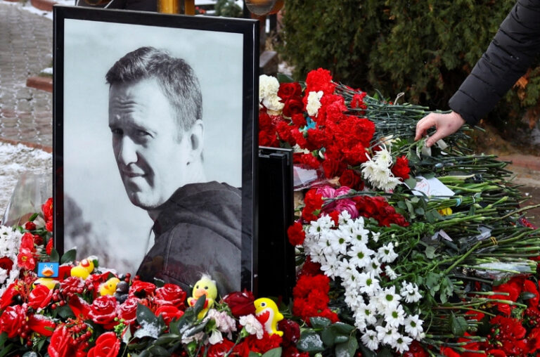 FOTO DE ARCHIVO. La gente conmemora el primer aniversario de la muerte del líder opositor ruso Alexei Navalni en el cementerio de Moscú, Rusia