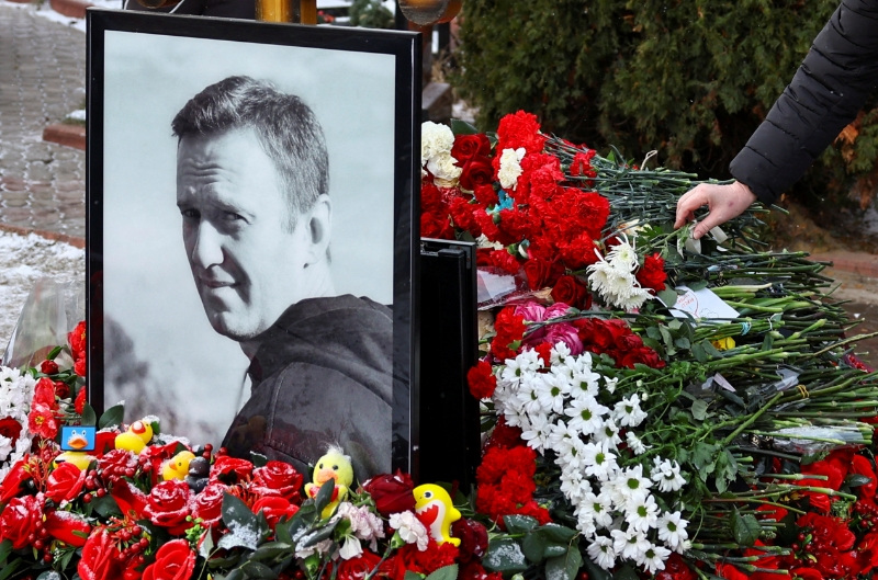 FOTO DE ARCHIVO. La gente conmemora el primer aniversario de la muerte del líder opositor ruso Alexei Navalni en el cementerio de Moscú, Rusia
