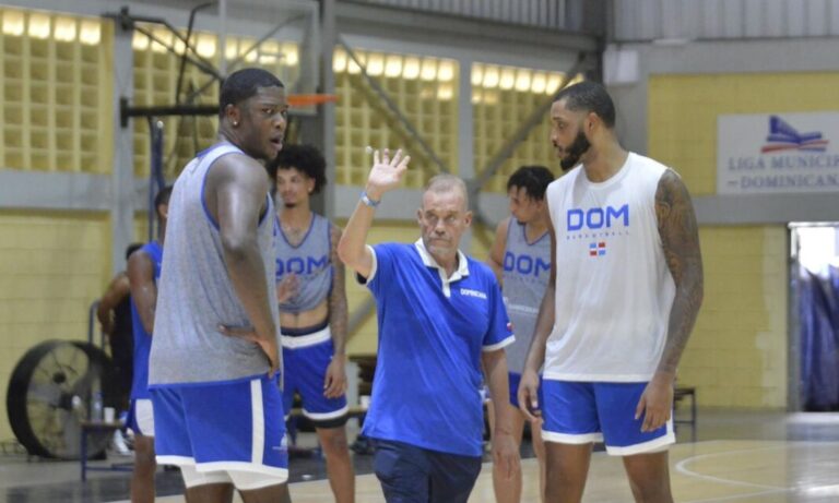 Nestor-Che-Garcia-centro-instruye-a-los-jugadores-Angel-Delgado-y-Joel-Soriano-1068x641